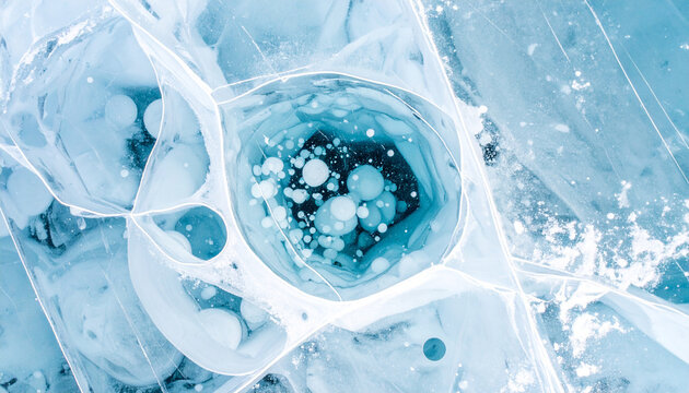 Minimalistische Draufsicht auf eine gefrorene Eisfl&auml;che, feine nat&uuml;rliche Blasenstrukturen aus Eisblau und hellem Aquamarin, moderner abstrakter Web-Hintergrund