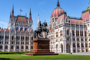 Obraz premium Equestrian Statue in front of the Hungarian Parliament Building in Budapest, Hungary