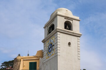 Obraz premium Capri, Italy - 7. March 2026: Piazzetta square church bell clock tower in Capri