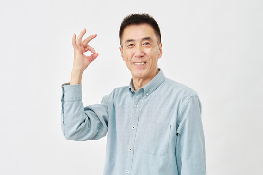 白背景でOKサインの男性