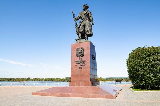 IRKUTSK, RUSSIA - SEPTEMBER 02, 2025: The monument to the founders of Irkutsk (the monument to pioneer Yakov Pokhabov) on the embankment of the Angara river on a sunny September day. Irkutsk