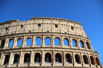 Obraz premium Ancient Roman Colosseum Under Clear Blue Sky in Rome Italy