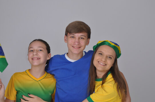familia de brasileiros com as cores da bandeira do brasil