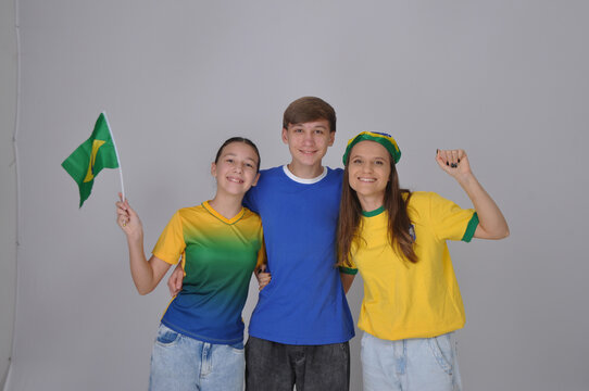 familia de brasileiros com as cores da bandeira do brasil