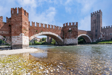 Obraz premium Medieval stone bridge Ponte Scaligero across the river Adige and tower of Castelvecchio in Verona, Italy.