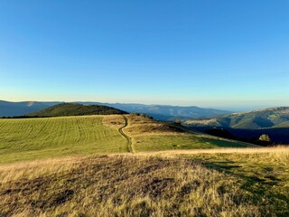 High mountain pastures and a winding footpath above the Vosges ridges © Mickaël LEBRET