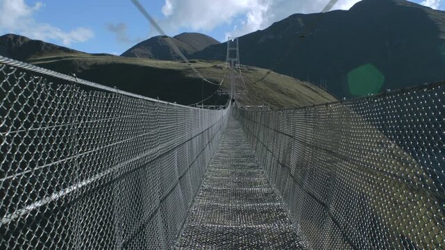 Visual tour of the most extreme bridge in Peru called Tinco, approximately 800 meters long.