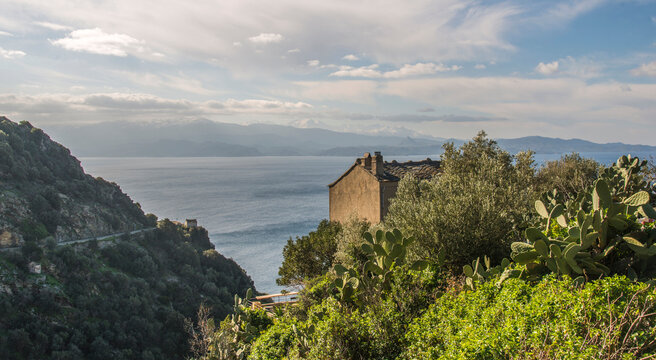Maison isol&eacute;e au-dessus de la M&eacute;diterran&eacute;e &agrave; Nonza, Corse, France