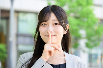 Fototapeta premium 秘密のジェスチャーをする日本人女性