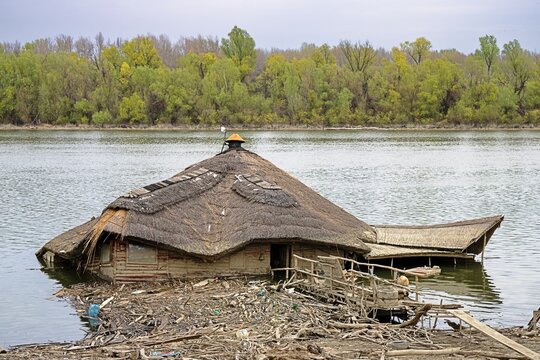 belgrad, serbien - verfallenes hausboot an der sava
