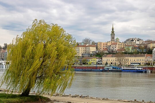 belgrad, serbien - flu&szlig;ufer an der sava mit stadtpanorama