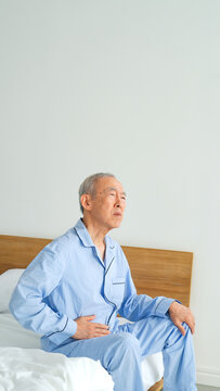 腹痛で辛いシニア男性