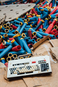Vieux clavier et vieilles bobines de fil dans des cartons &eacute;ventr&eacute;s dans une usine abandonn&eacute;e. Faillite industrie textile Lorraine et Vosges