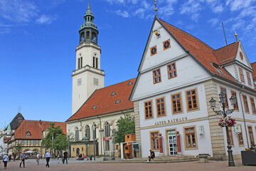 Obraz premium Celle: Altes Rathaus und Stadtkirche St. Marien (13. Jh.)