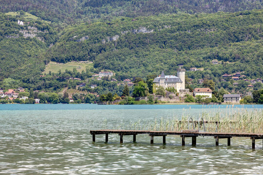 Vue sur le village de Duingt et son ch&acirc;teau au bord du lac d'Annecy dans le d&eacute;partement de Haute Savoie