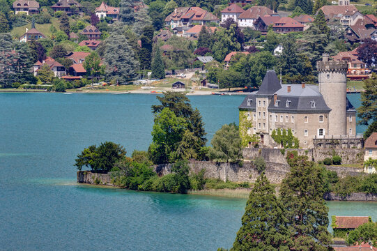 Vue sur le village de Duingt et son ch&acirc;teau au bord du lac d'Annecy dans le d&eacute;partement de Haute Savoie