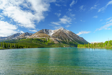 Obraz premium Kathleen Lake and snow-covered mountains in Kluane National Park, Yukon, Canada