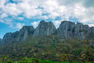 Obraz premium The close-up natural backdrop of the towering Khao Nor Kaeo mountain in Nakhon Sawan, Thailand, offers stunning views during adventurous travel.
