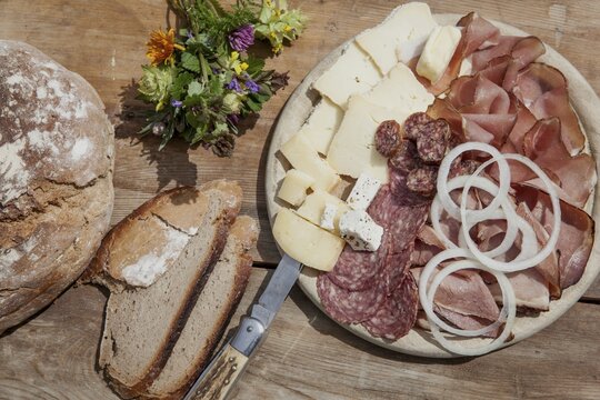 Brettljause with bacon, sheep salami, chimney root, cheese, onion rings and farmhouse bread, Rauris, Pinzgau, Salzburger Land, Austria