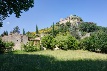 Fototapeta premium Vue sur Entrechaux dans le département de Vaucluse