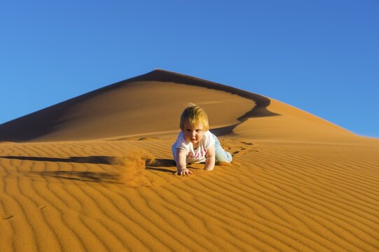 Baby crawling down in the sand, sanddune Dune 45, Namib-Naukluft National Park, Namibia