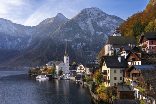 View of Hallstatt and Lake Hallstatt as well as the surrounding mountains. In the morning in autumn. Good weather, blue sky. Hallstatt, Gmunden, Salzkammergut, Upper Austria, Austria