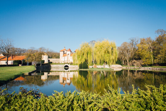 Ch&acirc;teau de Sercy en Sa&ocirc;ne et Loire. Reflet d'un ch&acirc;teau m&eacute;di&eacute;val sur un &eacute;tang. Vieux ch&acirc;teau m&eacute;di&eacute;val en Bourgogne