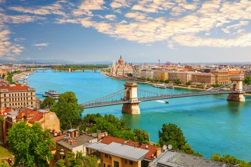 Beautiful Budapest landscape view of Hungarian parliament and historical Chain Bridge © AlexAnton