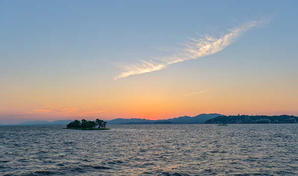 嫁ヶ島の上を流れる夕雲（宍道湖）