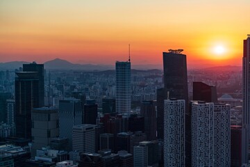 Obraz premium Golden sunset over the financial district of Yeouido with modern corporate skyscrapers in Seoul, South Korea