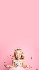 Fototapeta premium Mädchen im rosa Prinzessinnenkleid vor pinkem Hintergrund