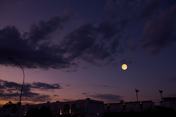 Full Moon with urban silhouettes. © astrosystem