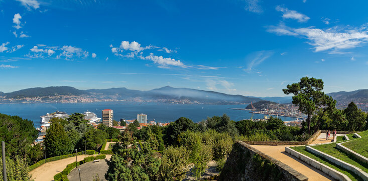 Panor&aacute;mica de Vigo con crucero desde el Monte de O Castro