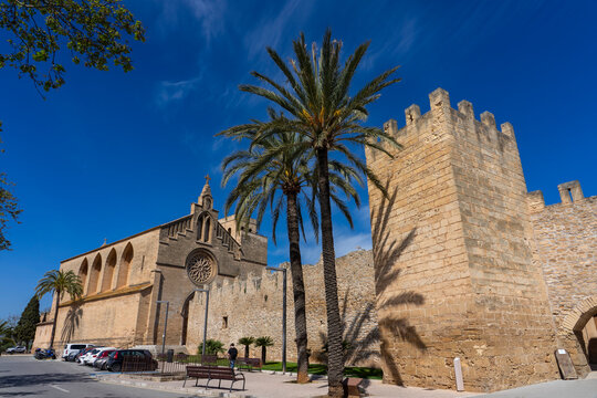 Mallorca, Spanien: Alcudia Altstadt mit der Stadtmauer und der Esgl&eacute;sia de Sant Jaume d'Alc&uacute;dia