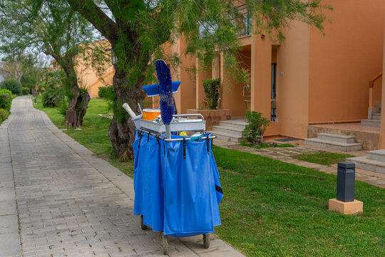 Urlaub, Hotel: Zimmerm&auml;dchenwagen, Hotelreinigungswagen, Etagenwagen im Hotel steht drau&szlig;en im Freien vor mediterraner Kulisse f&uuml;r Zimmerm&auml;dchen und Reinigungskr&auml;fte