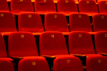 Obraz premium Front Row Perspective of Empty Theater Seats Awaiting the Audience