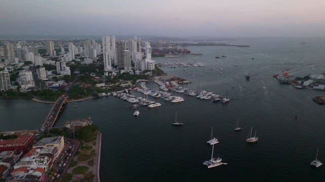 Horizonte urbano de Cartagena de Indias al atardecer visto desde el mar Caribe puerto con edificios y barcos