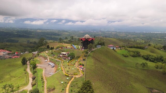 Vista a&eacute;rea panor&aacute;mica de complejo tur&iacute;stico rural sobre colinas verdes en paisaje monta&ntilde;oso eje cafetero drone  Quind&iacute;o