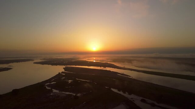 Vista a&eacute;rea drone del amanecer r&iacute;o Orocu&eacute; Casanare Colombia