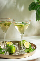 Obraz premium Refreshing summer cocktails with mint and lime on tray