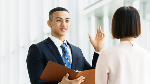説明をする男性ビジネスマン, Businessman Giving an Explanation