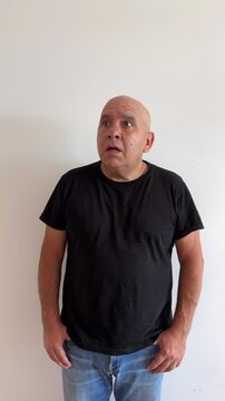 C&aacute;mara lenta de hombre latino de 50 a&ntilde;os muy sorprendido