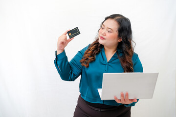 Naklejka premium Woman holds credit card and laptop