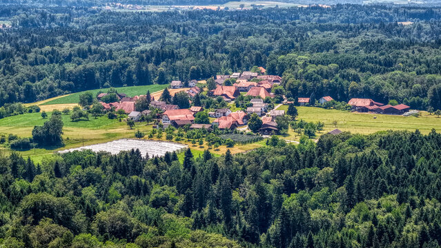 Luftaufnahme von Brunnenthal im Kanton Solothurn mit l&auml;ndlicher Dorfstruktur, landwirtschaftlichen Nutzfl&auml;chen und idyllischer Kulturlandschaft im Schweizer Mittelland