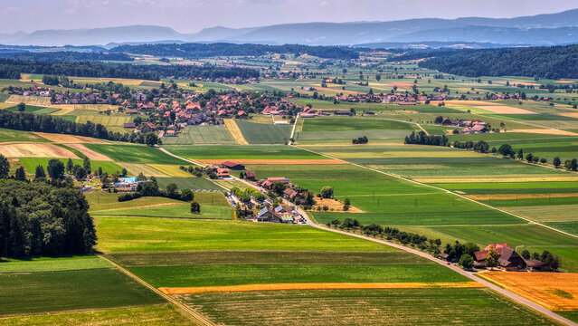 Blick Richtung Messen, Kanton Solothurn, Luftaufnahme, Juni 2026