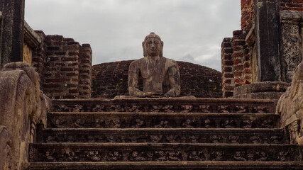 Fototapeta premium Buddha meditating at ancient polonnaruwa vatadage temple ruins