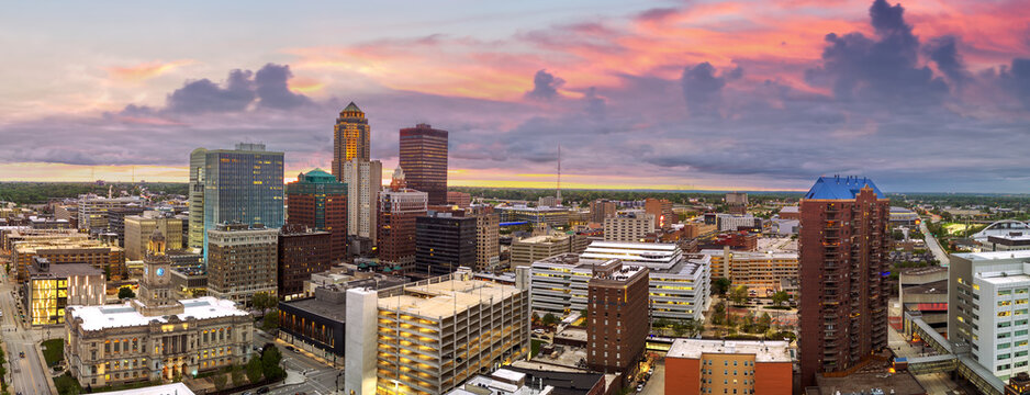 Des Moines, Iowa, USA Downtown City Skyline