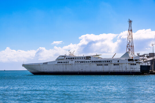 Ancien bateau Ferry dans le port de Port-Louis, Ile Maurice, Afrique