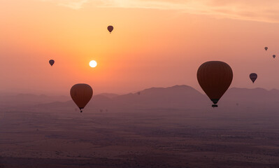 Fototapeta premium Gros plan sur des montgolfières au lever du soleil, au Maroc.
