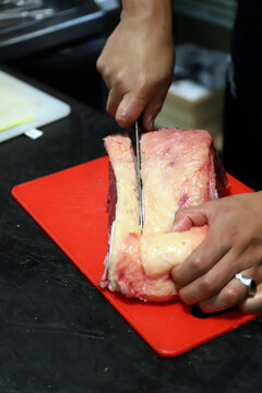 chef carnicero cortando carne de ternera para hacer chuleton